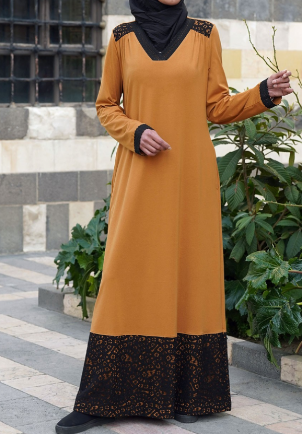 Gaun dengan potongan off-shoulder dan hiasan renda